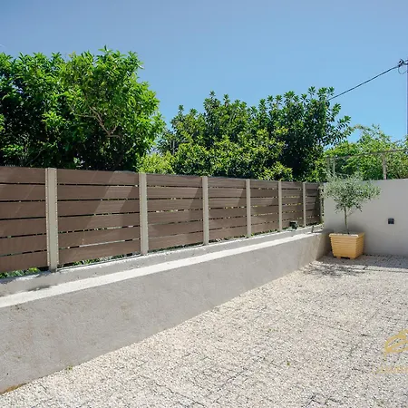 Emily's Luxury Apartments/ Garden Tatil Evi Argostolion