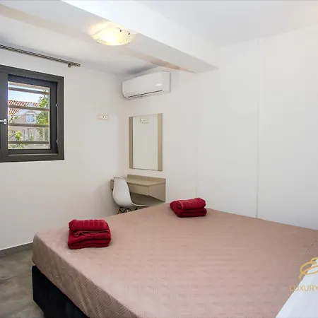 Emily's Luxury Apartments/ Garden *