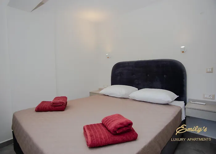 Emily's Luxury Apartments/ Garden Casa vacanze