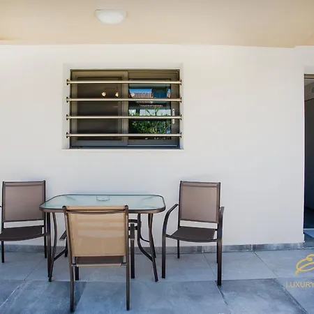 Emily's Luxury Apartments/ Garden Ferienhaus *