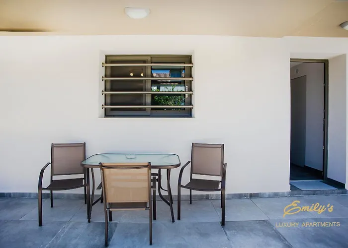 Emily's Luxury Apartments/ Garden Σπίτι διακοπών *