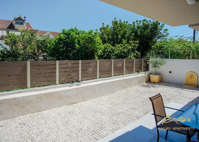 Emily's Luxury Apartments/ Garden Σπίτι διακοπών